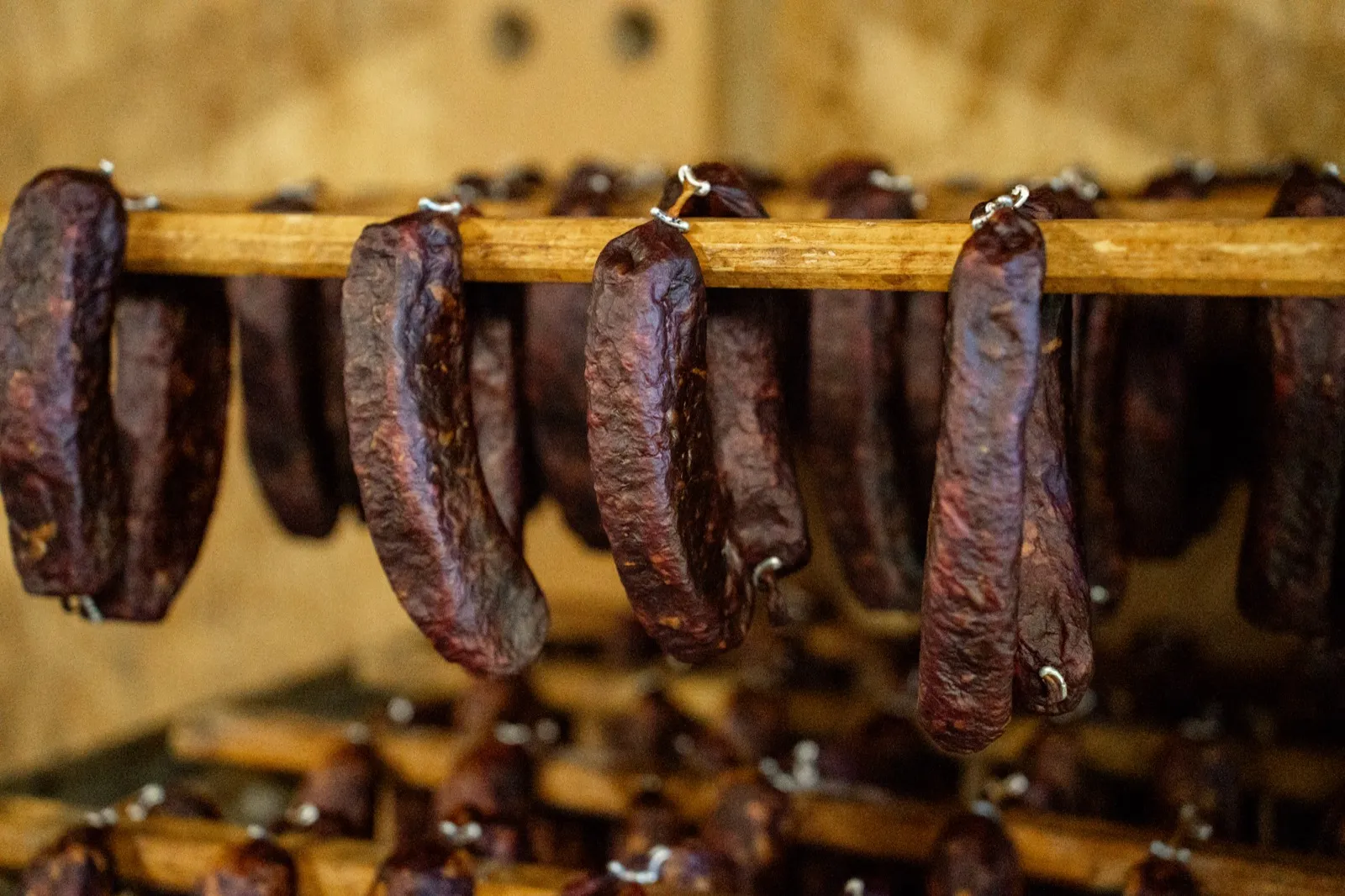 Hauswürste beim Trocknen